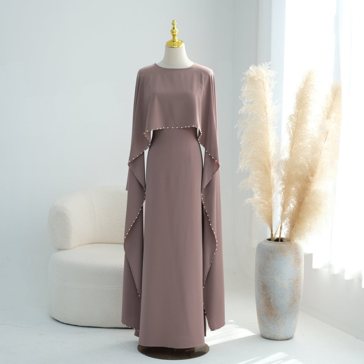 Robe Maxi Nida à Manches Cape et Perles Brodées à la Main (MS439)