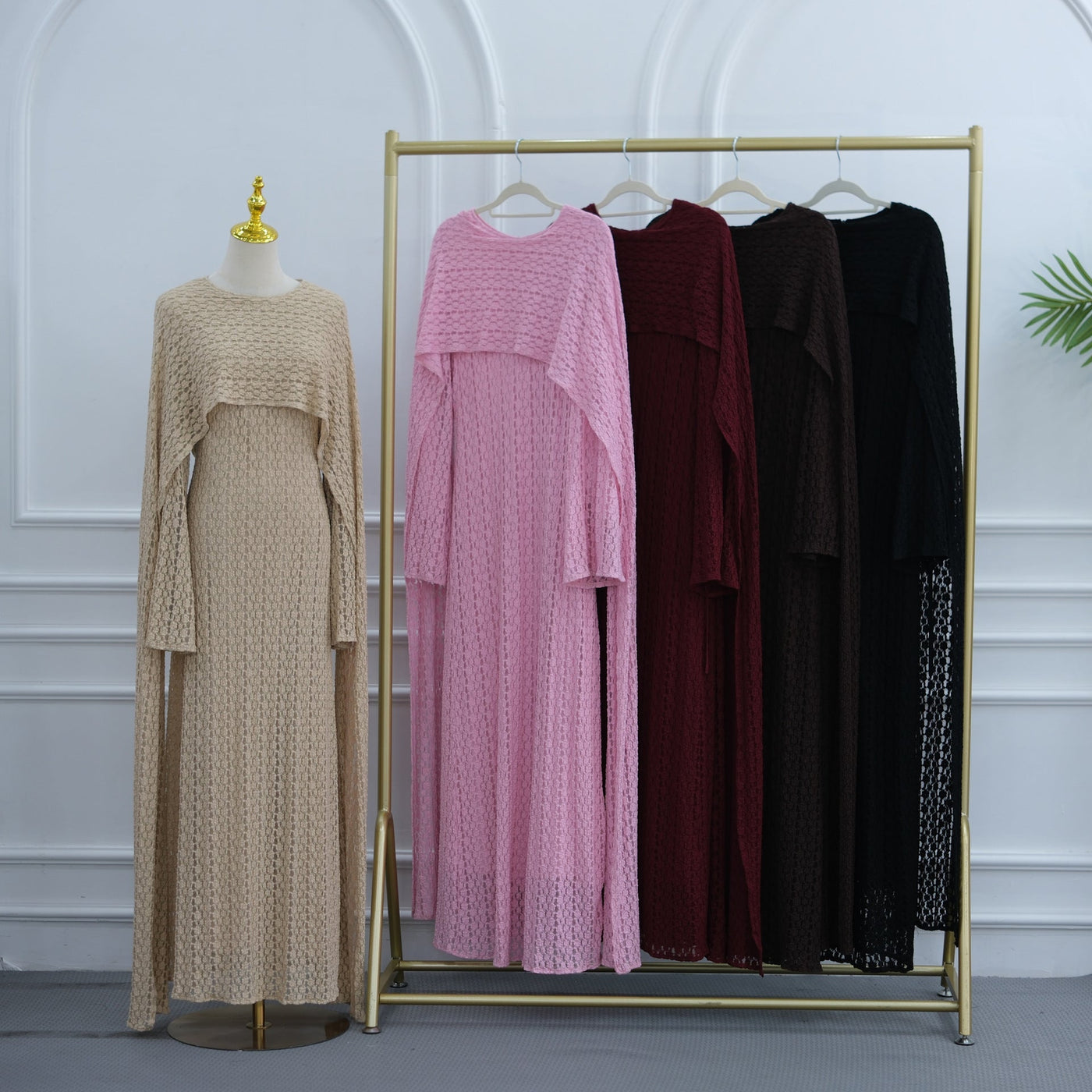 Robe Maxi Doublée à Manches Cape et Dentelle Florale Texturée (MS519)