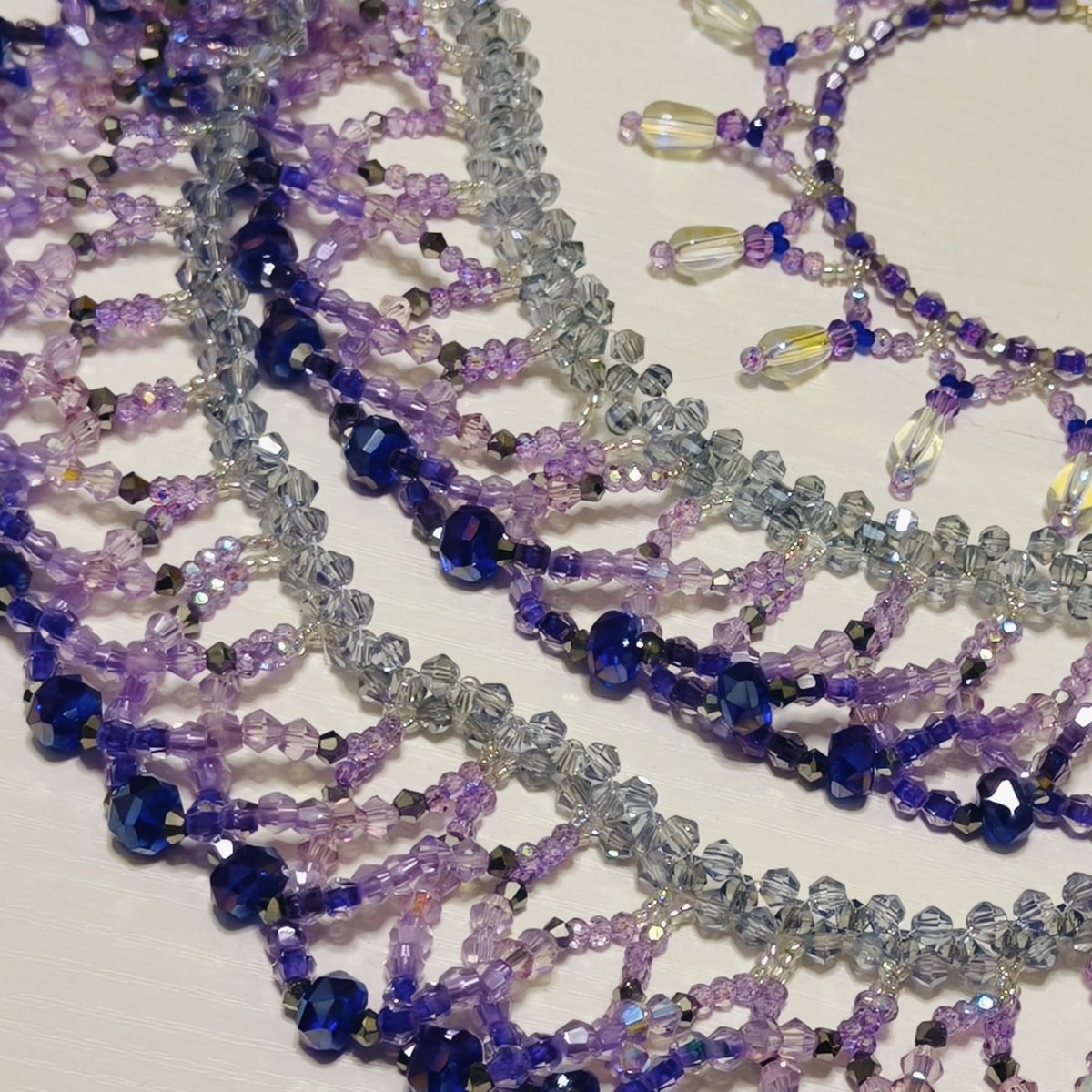Collier de perles tissé à la main | Ras-de-cou en perles de verre et perles de coquillage | Collier en perles de rocaille au motif complexe (MAC343)
