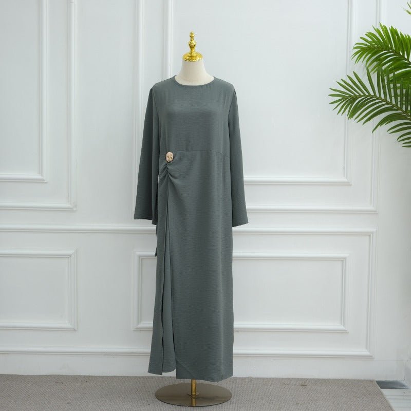 Robe de travail évasée en soie glacée froissée, col rond, avec bouton décoratif et ceinture intégrée (MA308)