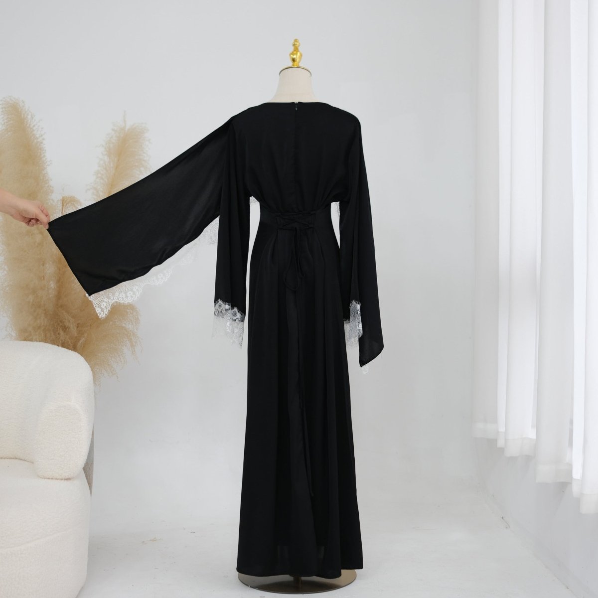 Robe Maxi en Satin avec Empiècement en Dentelle et Cape Fixe (MS438)