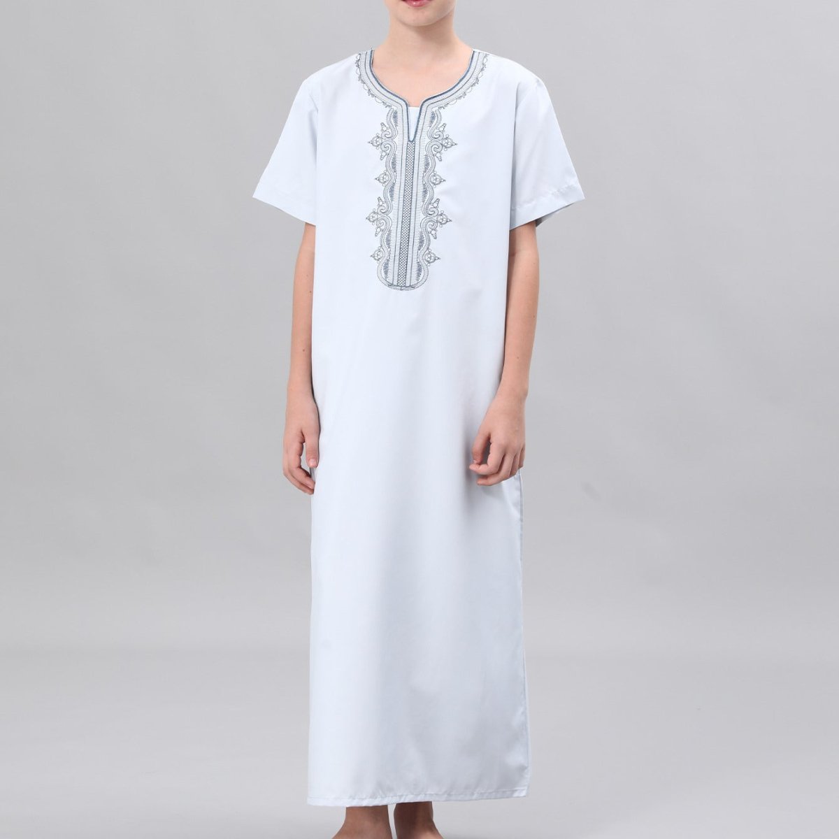Qamis brodé pour garçons avec poches latérales (MKB035)