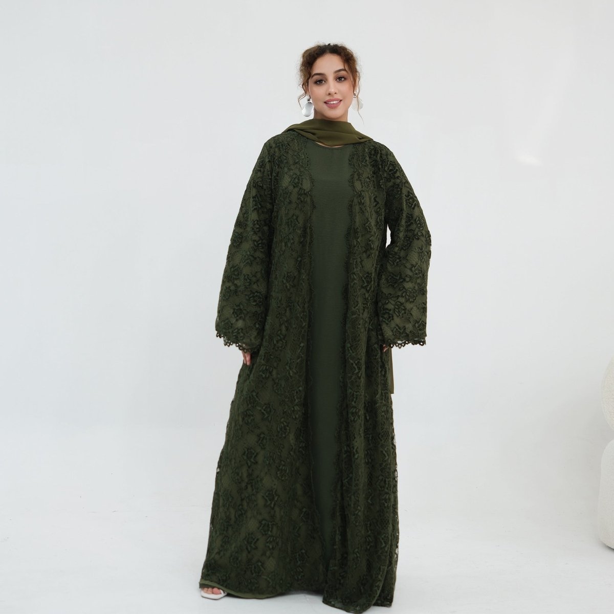 Abaya ouverte en dentelle florale avec doublure (MOA329)