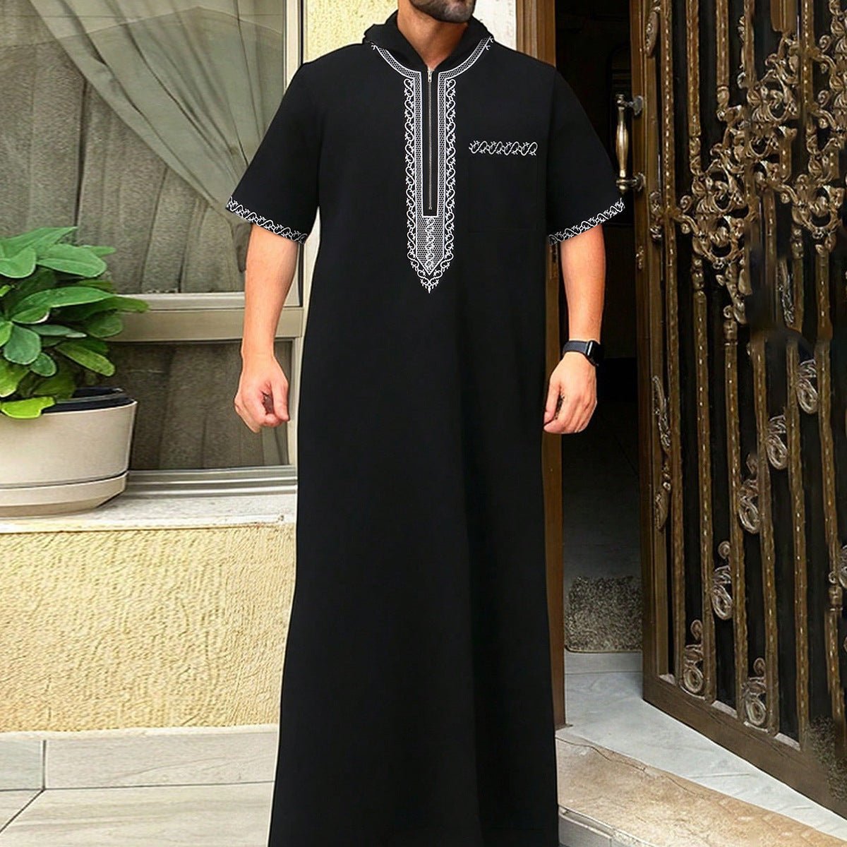 Thobe Robe pour Homme Premium avec Capuche, Coupe Ample de Luxe, Broderie et Calligraphie Islamique, Fermeture Zippée (MT024)