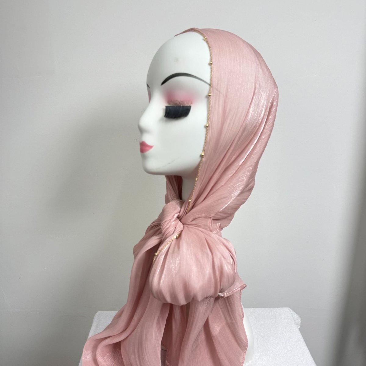Hijab en satin froissé avec bordure perlée et chaîne dorée (MH238)