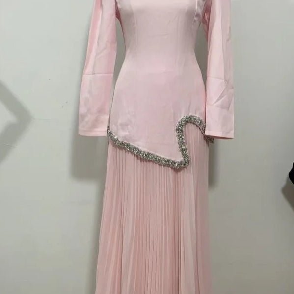 Robe Abaya Plissée Élégante avec Col et Taille Ornés de Diamants | Robe Maxi Musulmane Modeste avec Détail de Bride au Dos (MA294)