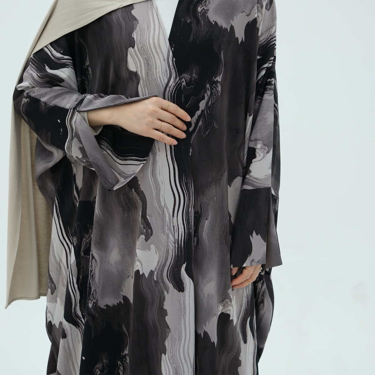 Cardigan Abaya imprimé élégant, motifs floraux géométriques artistiques, mode islamique modeste (MOA154)