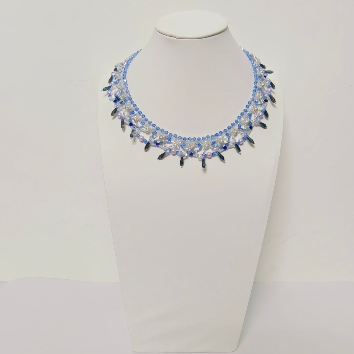 Collier de perles tissé à la main | Ras-de-cou en perles de verre et perles de coquillage | Collier en perles de rocaille au motif complexe (MAC343)