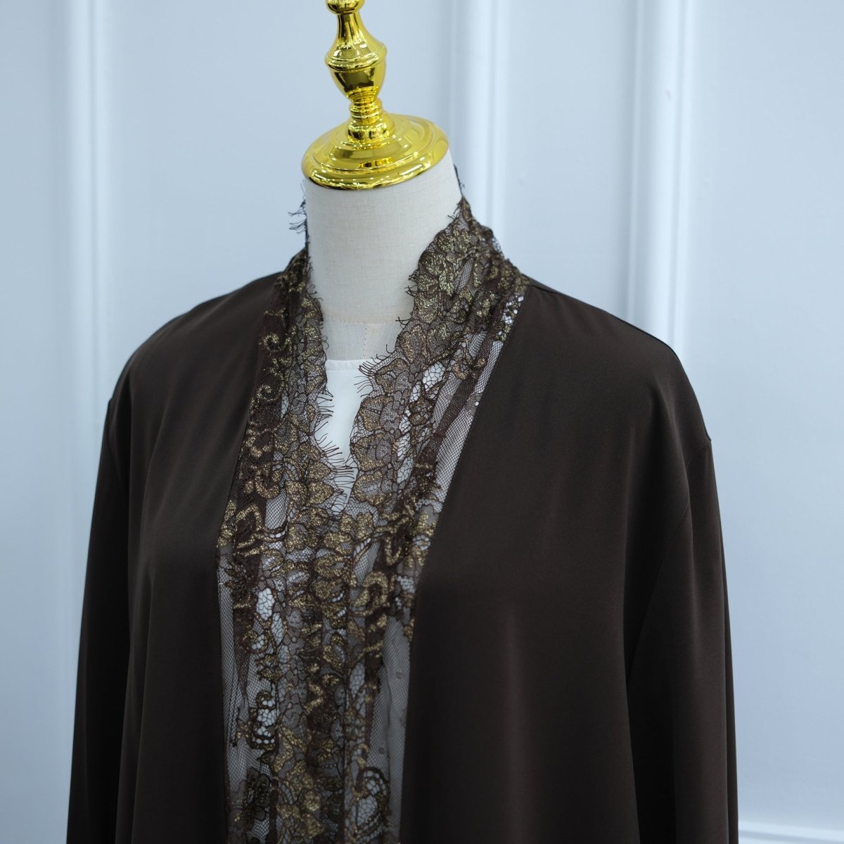 Abaya ouverte à manches évasées avec panneaux en dentelle et poches (MOA332)