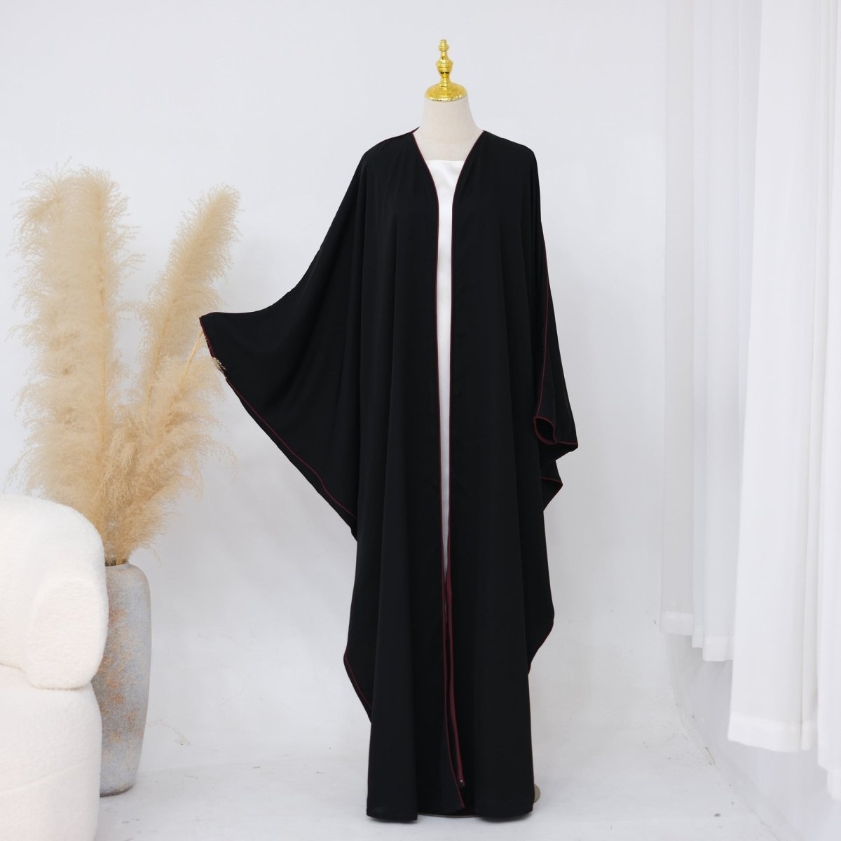 Abaya ouverte manches chauve-souris avec liseré contrastant (MOA325)