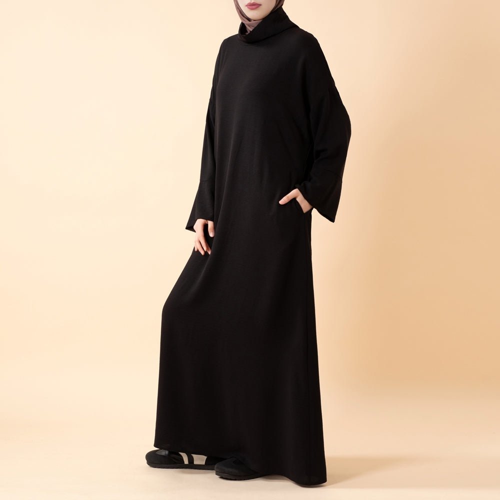 Abaya col roulé en crêpe Everyday – Coupe décontractée pour toutes les saisons (MA384)