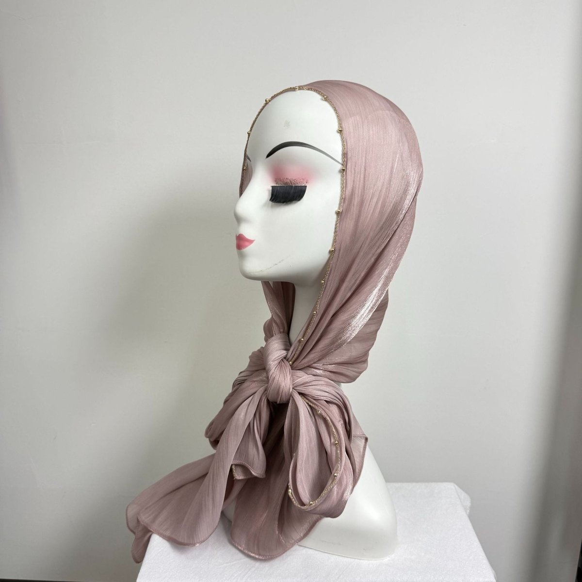 Hijab en satin froissé avec bordure perlée et chaîne dorée (MH238)