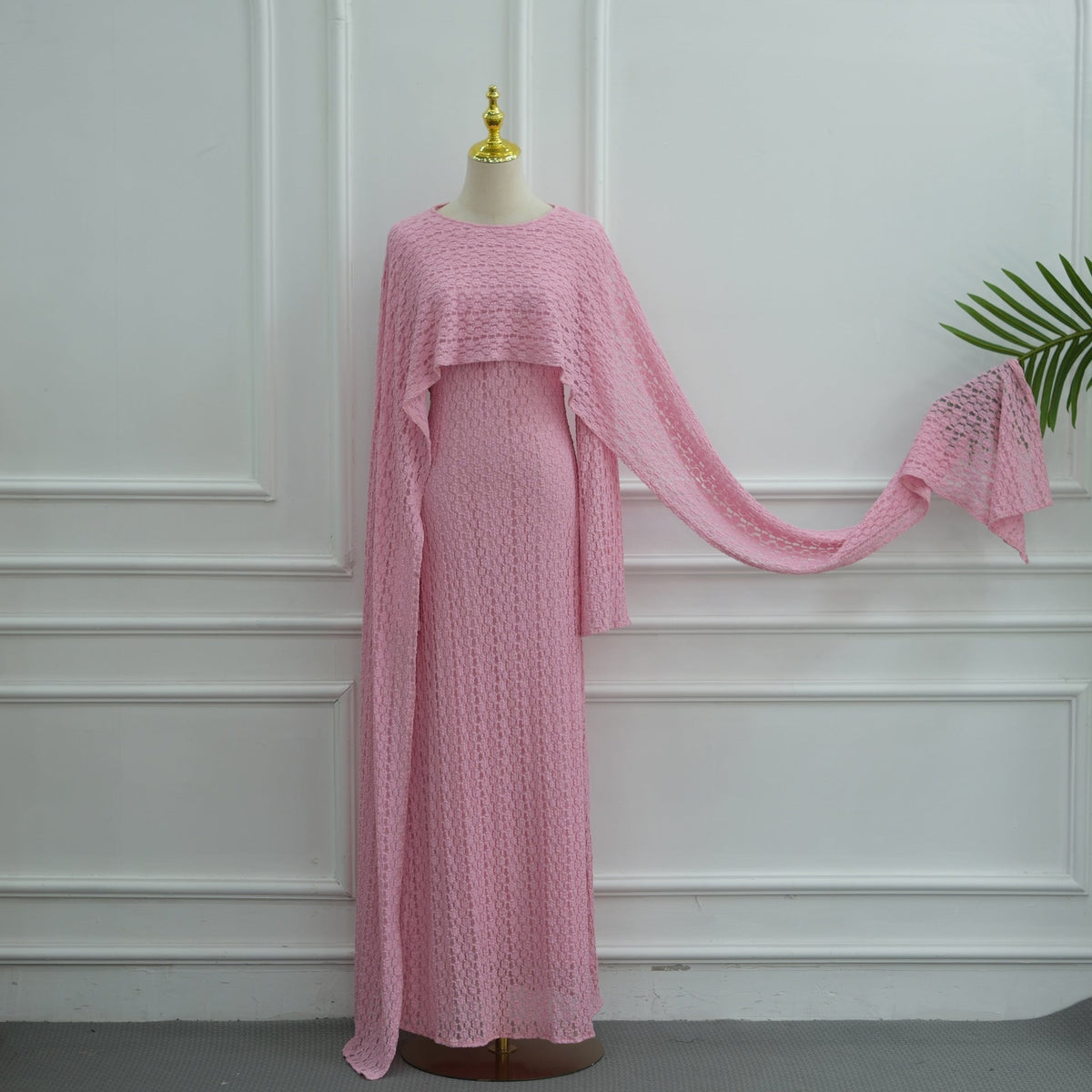 Robe Maxi Doublée à Manches Cape et Dentelle Florale Texturée (MS519)