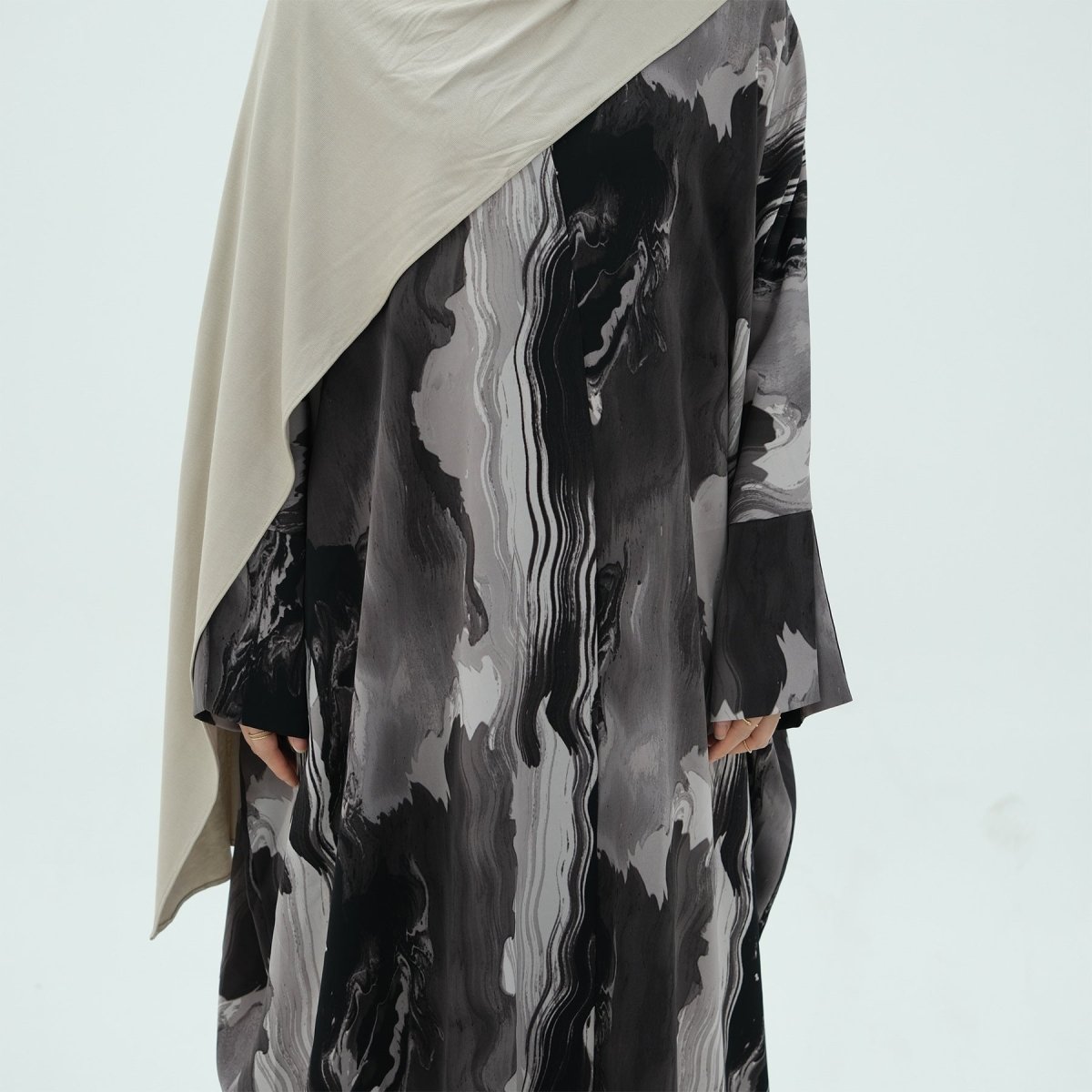 Cardigan Abaya imprimé élégant, motifs floraux géométriques artistiques, mode islamique modeste (MOA154)