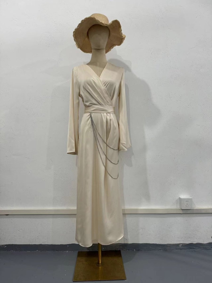 Robe Abaya Maxi Élégante en Satin avec Chaînes de Taille, Col en V, Manches Longues, Couleur Unie (MA204)
