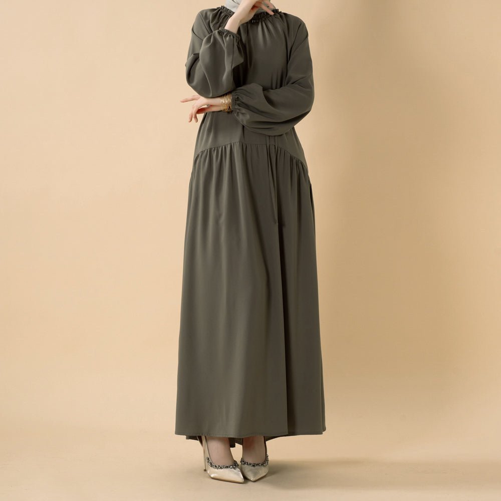 Robe maxi plissée coupe décontractée avec finition volantée et ceinture nouée (MA424)
