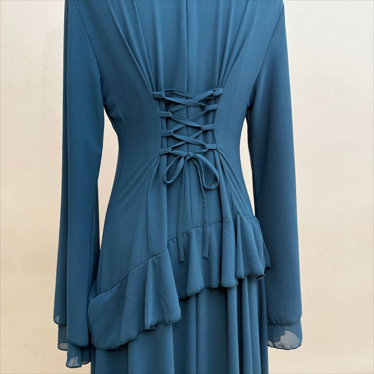 Robe longue en mousseline avec volants et nœud au dos | Robe maxi à manches cloche et étagée (MS227)