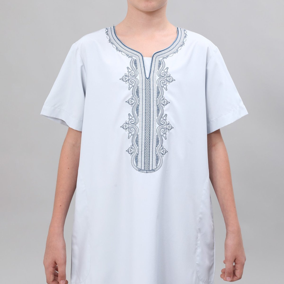 Qamis brodé pour garçons avec poches latérales (MKB035)