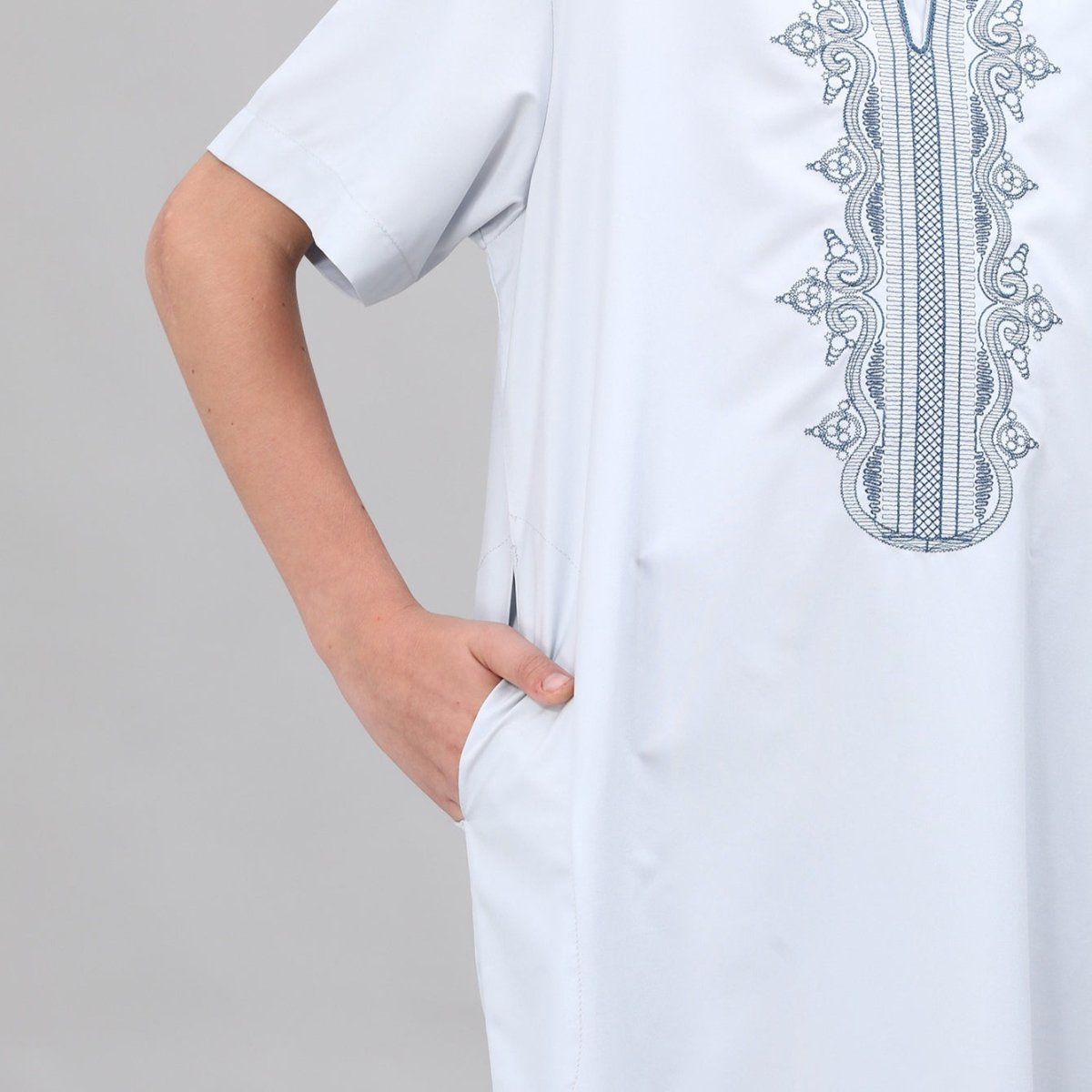 Qamis brodé pour garçons avec poches latérales (MKB035)