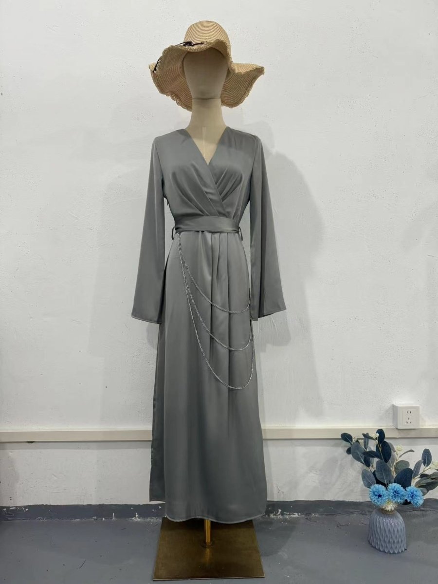 Robe Abaya Maxi Élégante en Satin avec Chaînes de Taille, Col en V, Manches Longues, Couleur Unie (MA204)