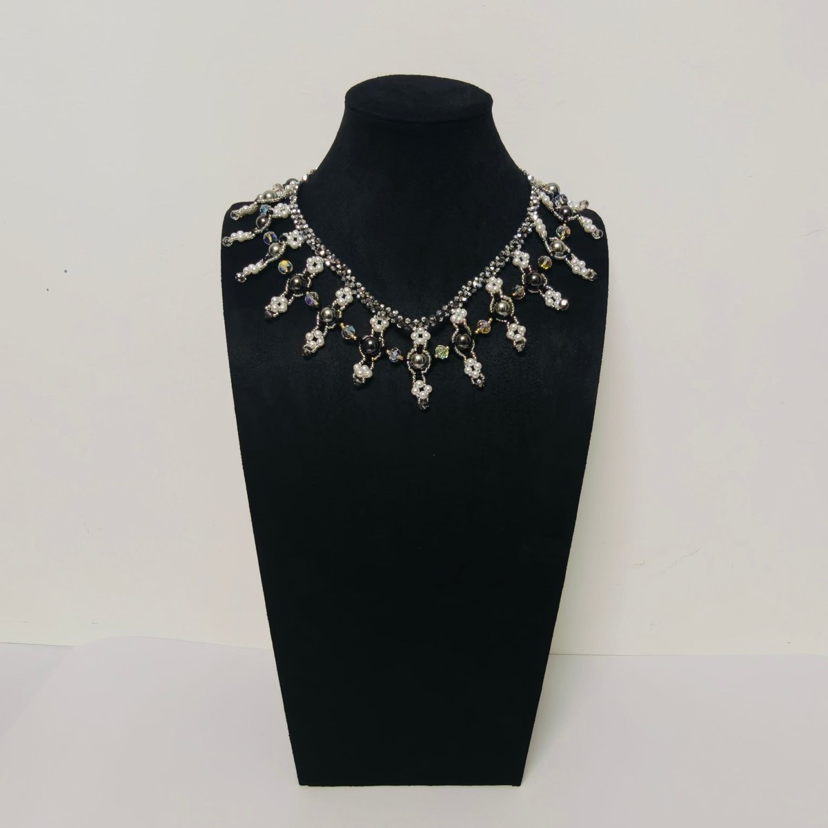 Collier de perles tissé à la main | Ras-de-cou en perles de verre et perles de coquillage | Collier en perles de rocaille au motif complexe (MAC343)