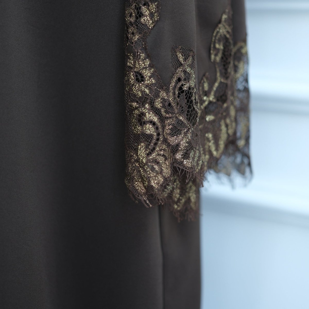 Abaya ouverte à manches évasées avec panneaux en dentelle et poches (MOA332)