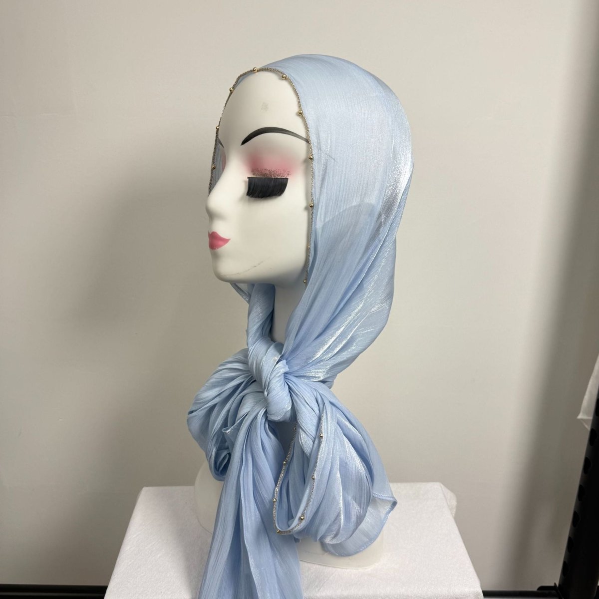 Hijab en satin froissé avec bordure perlée et chaîne dorée (MH238)