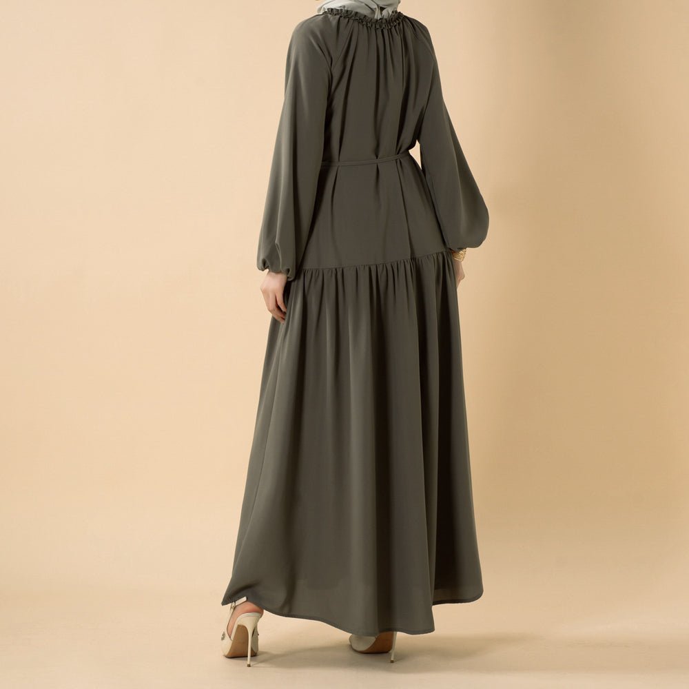 Robe maxi plissée coupe décontractée avec finition volantée et ceinture nouée (MA424)