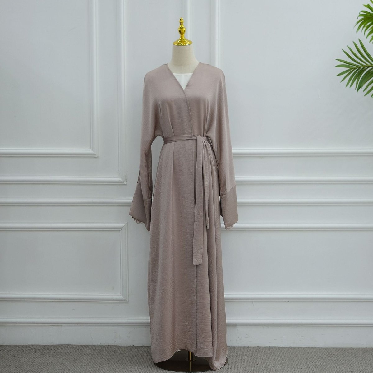 Abaya Ouverte Froissée avec Poignet en Dentelle (MOA328)