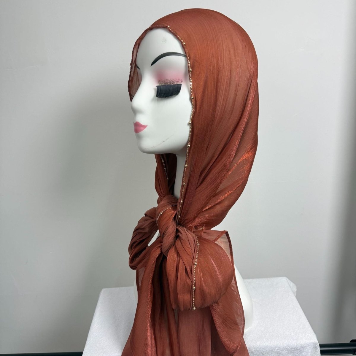 Hijab en satin froissé avec bordure perlée et chaîne dorée (MH238)