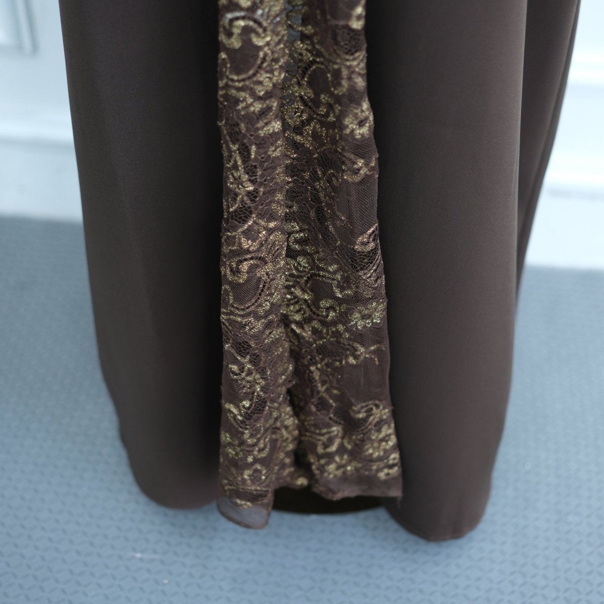 Abaya ouverte à manches évasées avec panneaux en dentelle et poches (MOA332)