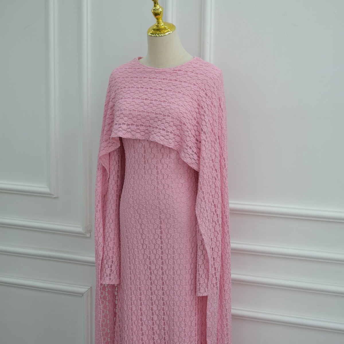 Robe Maxi Doublée à Manches Cape et Dentelle Florale Texturée (MS519)