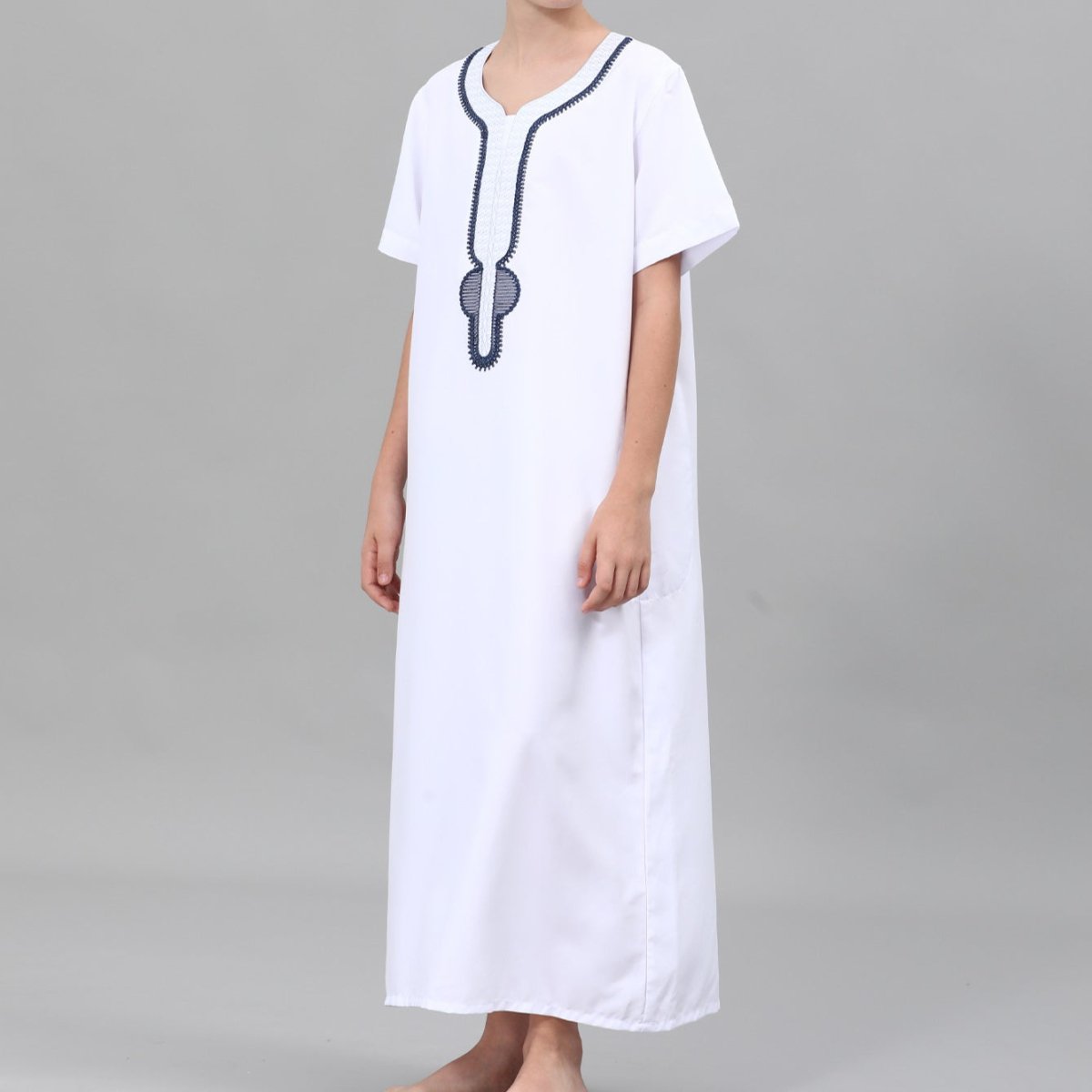 Qamis brodé pour garçons avec poches latérales (MKB035)