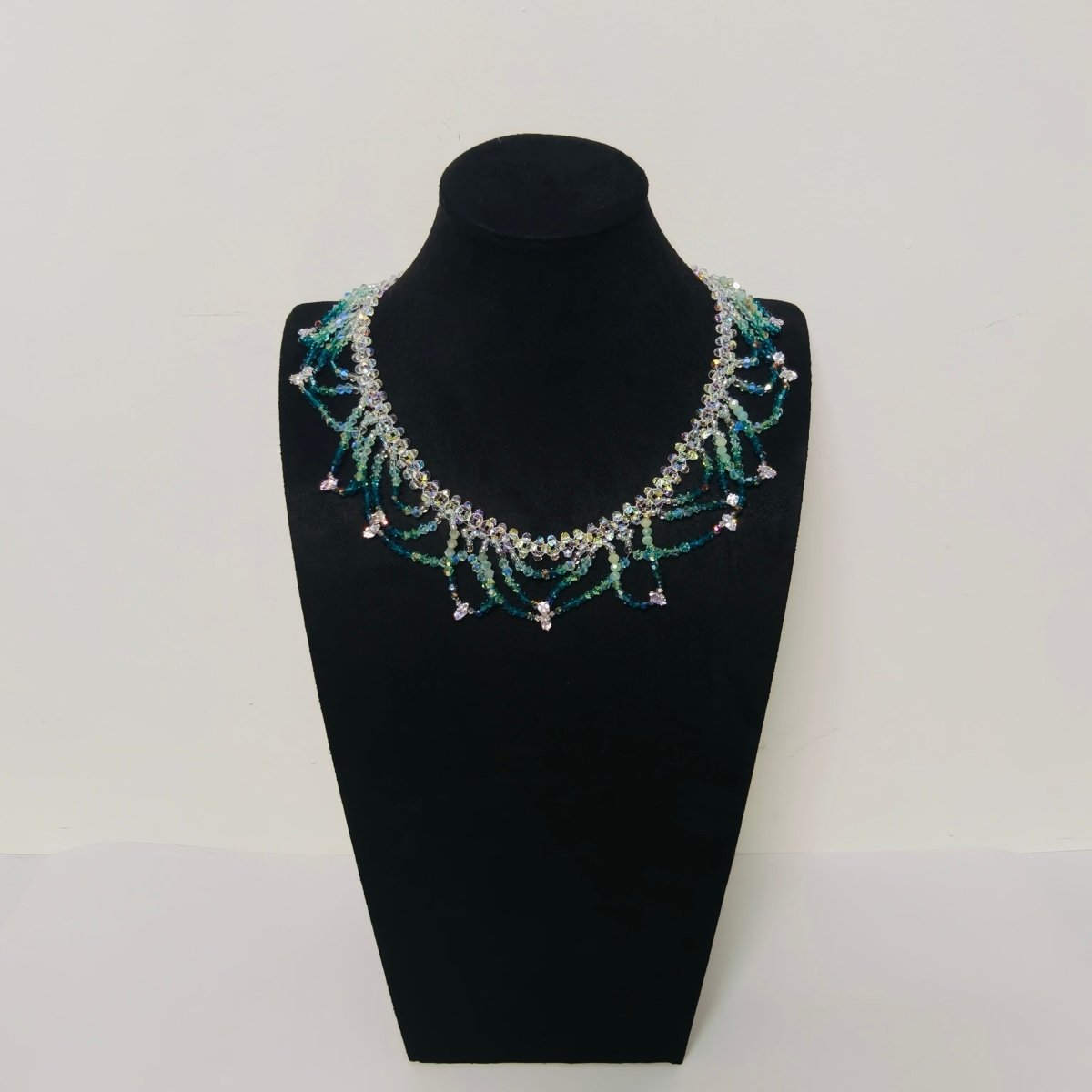 Collier de perles tissé à la main | Ras-de-cou en perles de verre et perles de coquillage | Collier en perles de rocaille au motif complexe (MAC343)