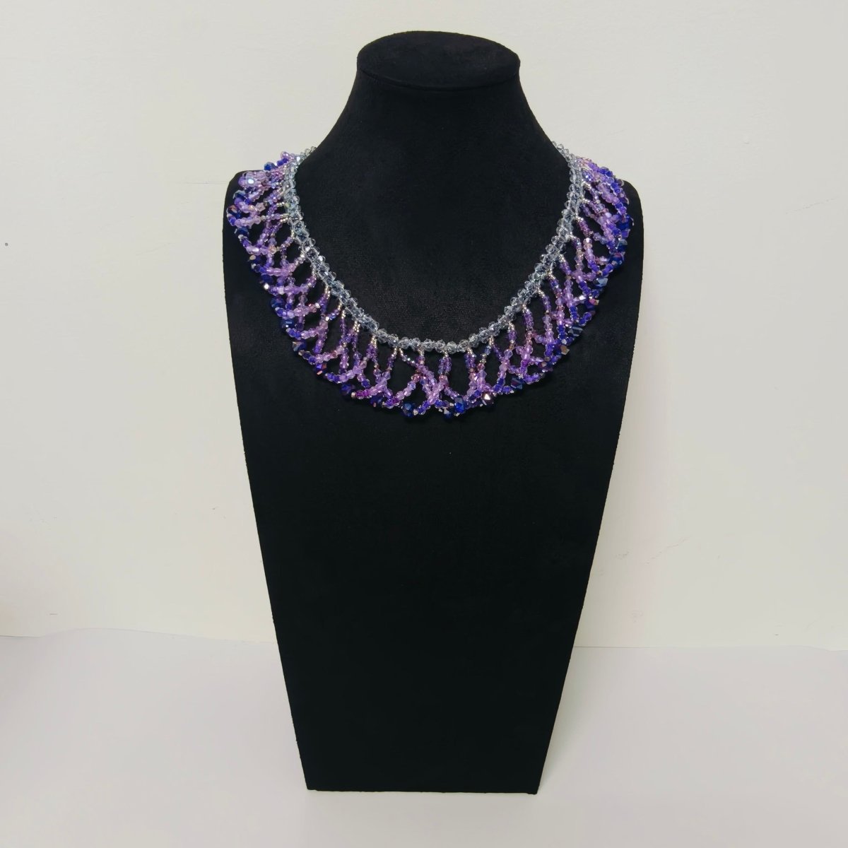 Collier de perles tissé à la main | Ras-de-cou en perles de verre et perles de coquillage | Collier en perles de rocaille au motif complexe (MAC343)