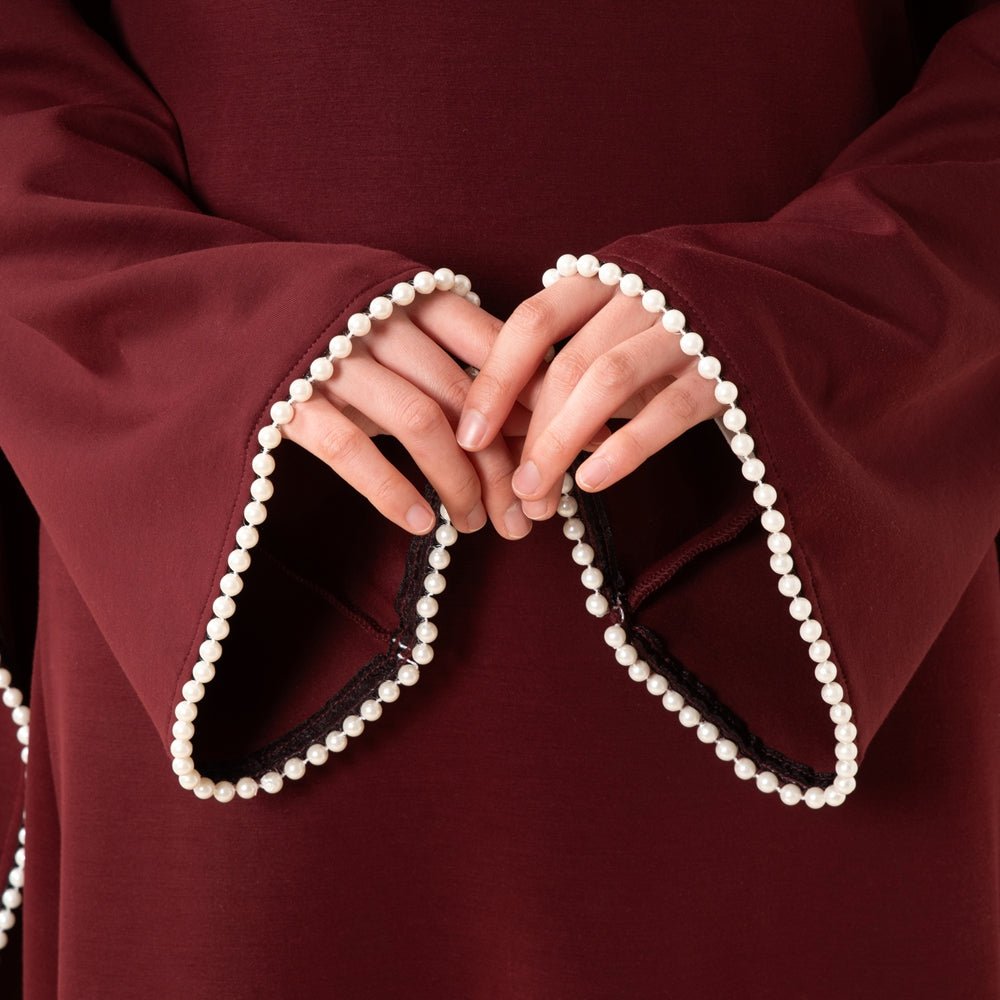 Robe de soirée élégante à manches cape ornée de perles (UKMA337)