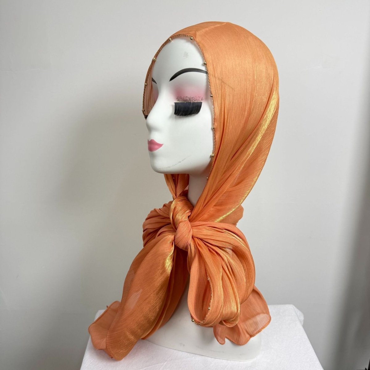 Hijab en satin froissé avec bordure perlée et chaîne dorée (MH238)