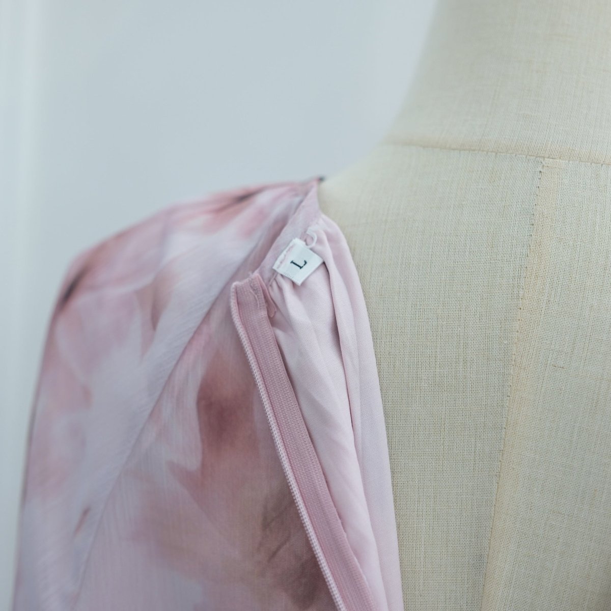 Robe maxi imprimée aquarelle à double couche et manches évasées (MS479)