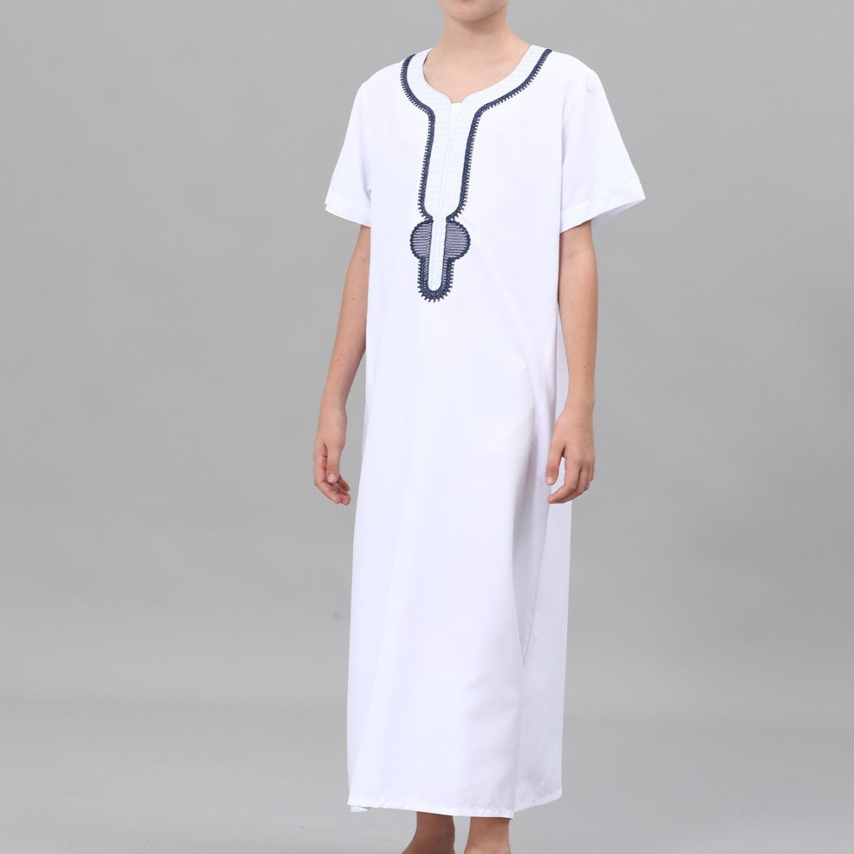 Qamis brodé pour garçons avec poches latérales (MKB035)