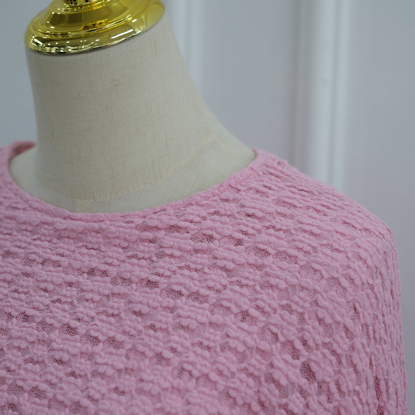 Robe Maxi Doublée à Manches Cape et Dentelle Florale Texturée (MS519)