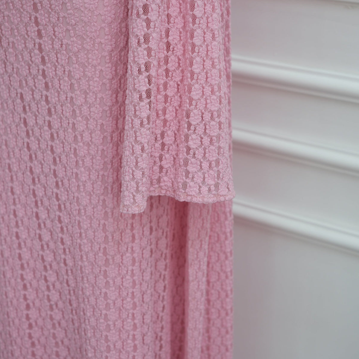 Robe Maxi Doublée à Manches Cape et Dentelle Florale Texturée (MS519)