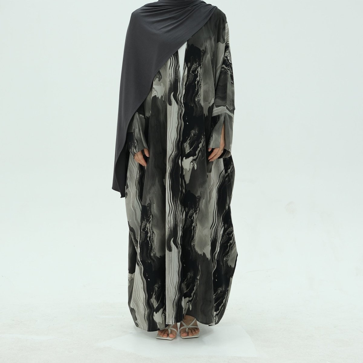 Cardigan Abaya imprimé élégant, motifs floraux géométriques artistiques, mode islamique modeste (MOA154)