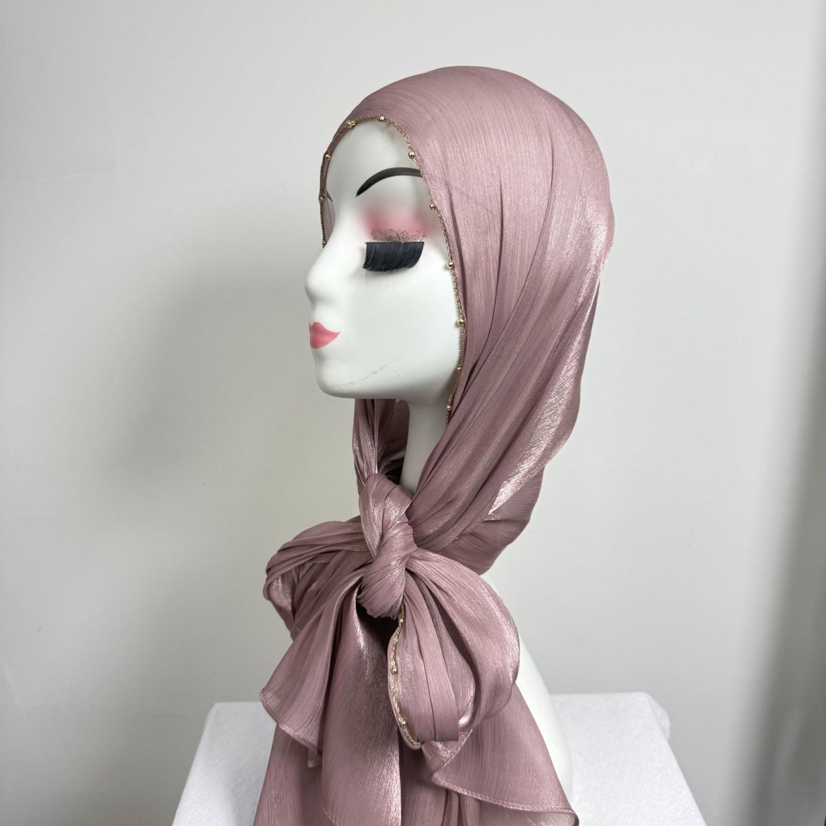 Hijab en satin froissé avec bordure perlée et chaîne dorée (MH238)