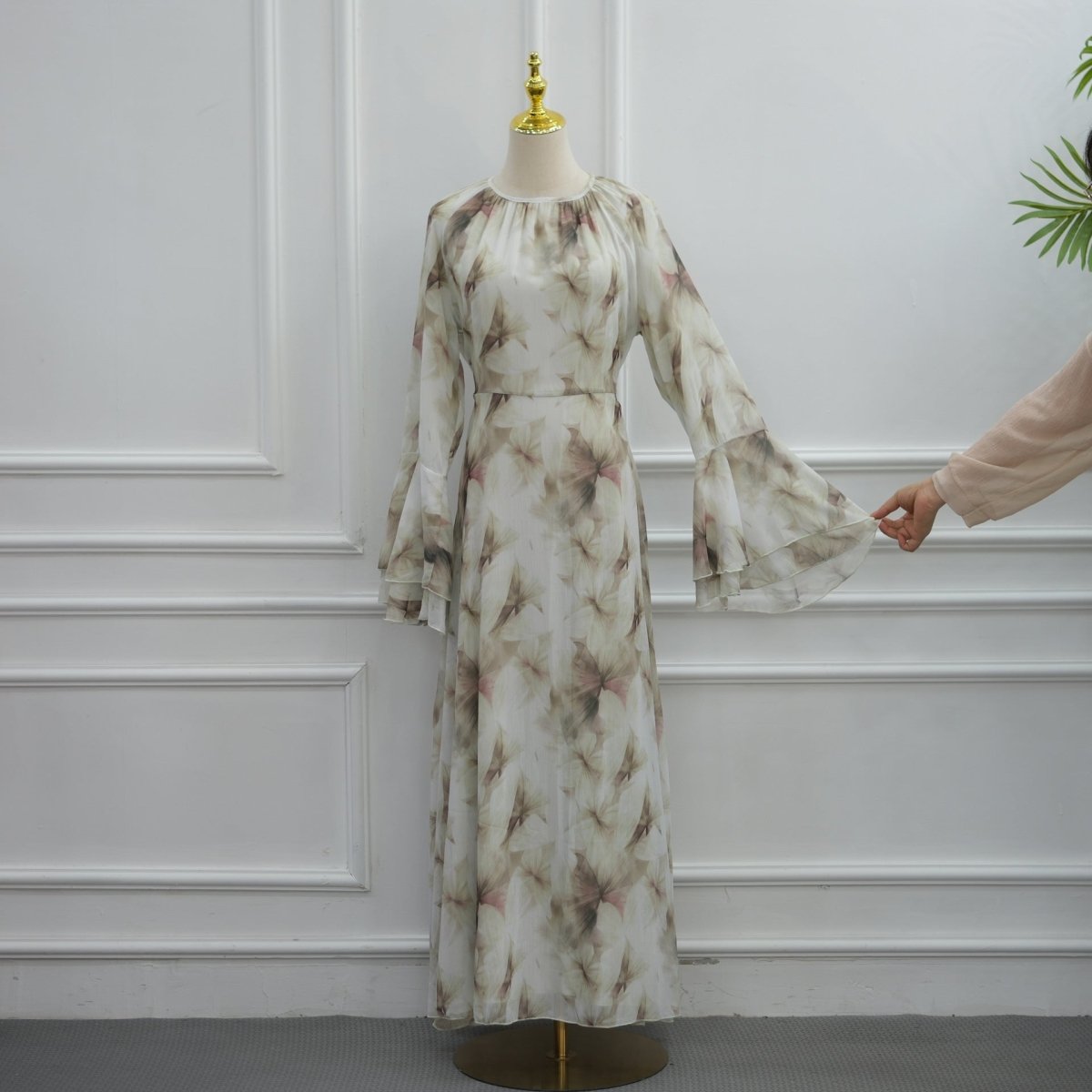 Robe maxi imprimée aquarelle à double couche et manches évasées (MS479)