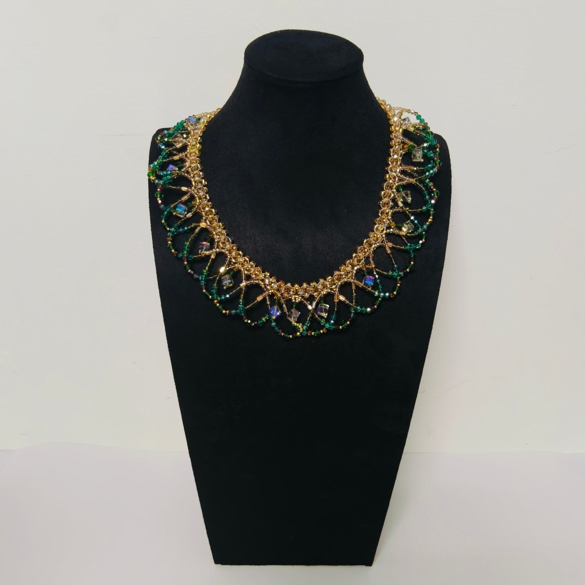 Collier de perles tissé à la main | Ras-de-cou en perles de verre et perles de coquillage | Collier en perles de rocaille au motif complexe (MAC343)