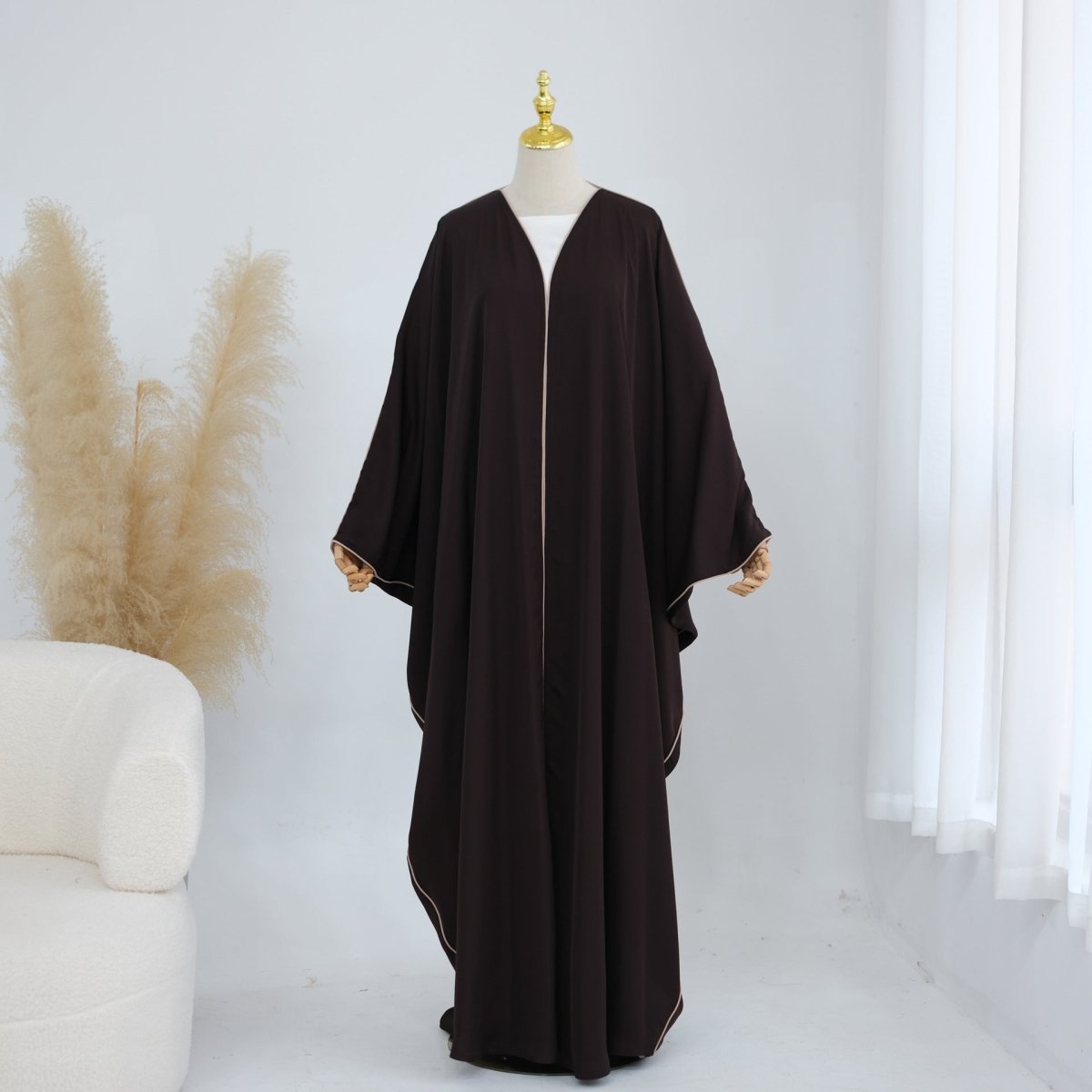 Abaya ouverte manches chauve-souris avec liseré contrastant (MOA325)
