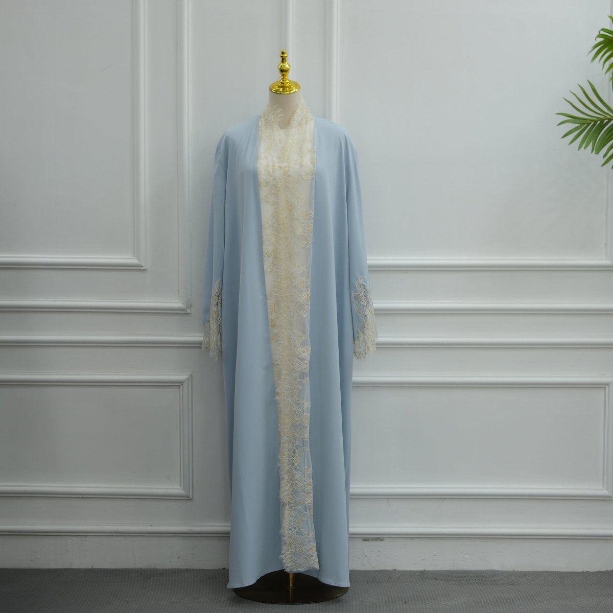 Abaya ouverte à manches évasées avec panneaux en dentelle et poches (MOA332)