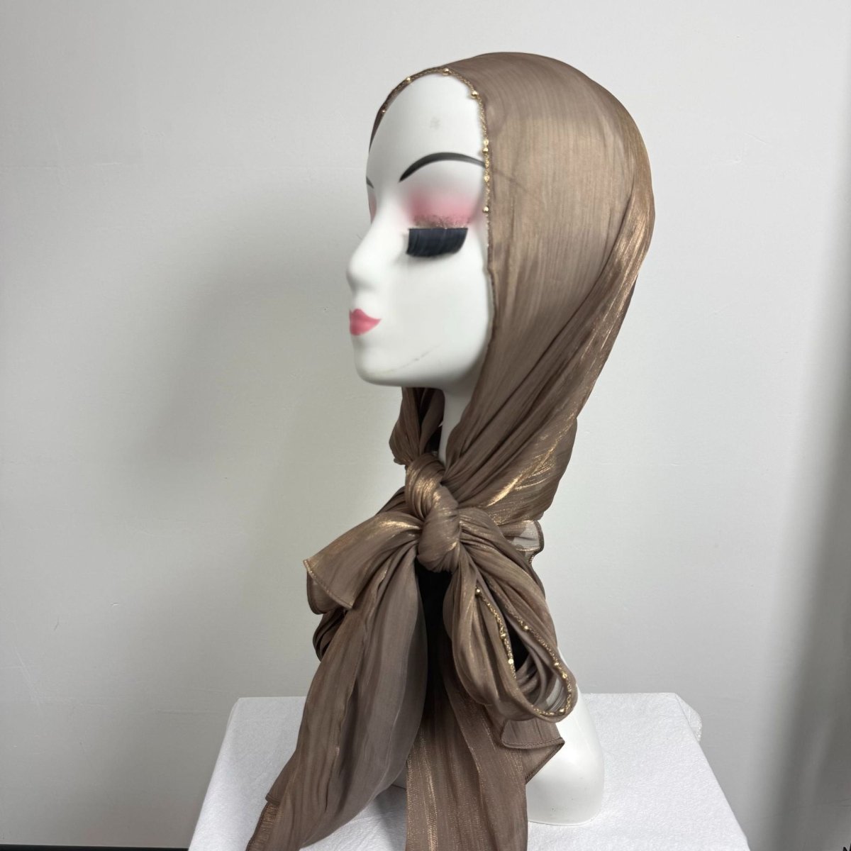 Hijab en satin froissé avec bordure perlée et chaîne dorée (MH238)