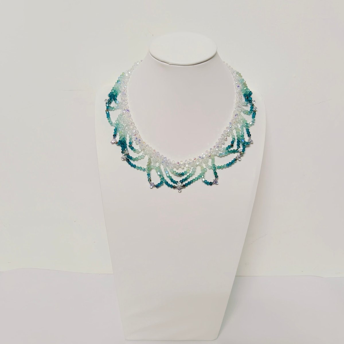 Collier de perles tissé à la main | Ras-de-cou en perles de verre et perles de coquillage | Collier en perles de rocaille au motif complexe (MAC343)