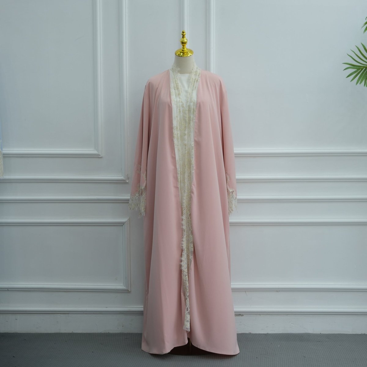 Abaya ouverte à manches évasées avec panneaux en dentelle et poches (MOA332)